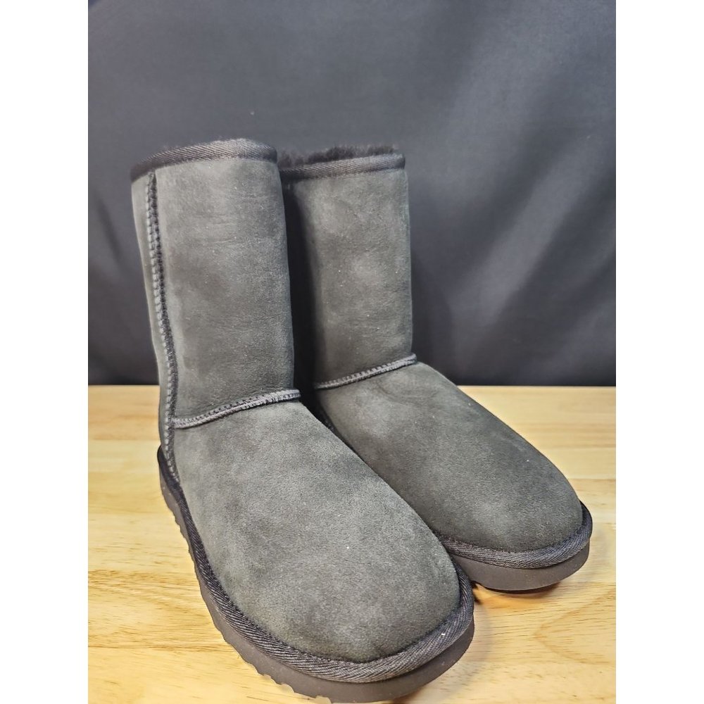 Ugg classic short II w/ broken box size 6